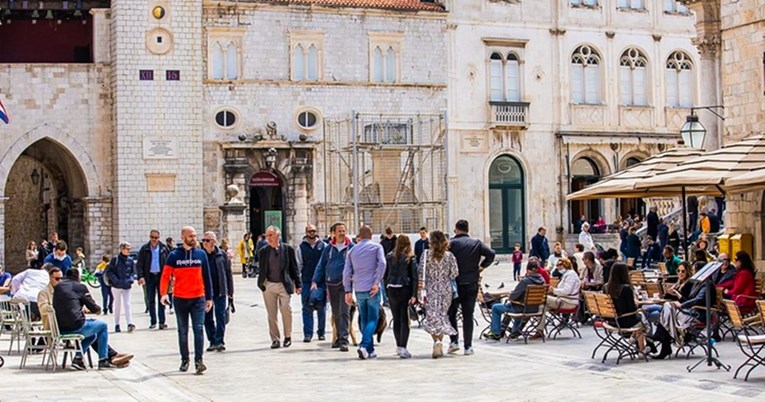 FOTO Ovako je izgledao prvi vikend nakon otvaranja terasa kafića u Dubrovniku
