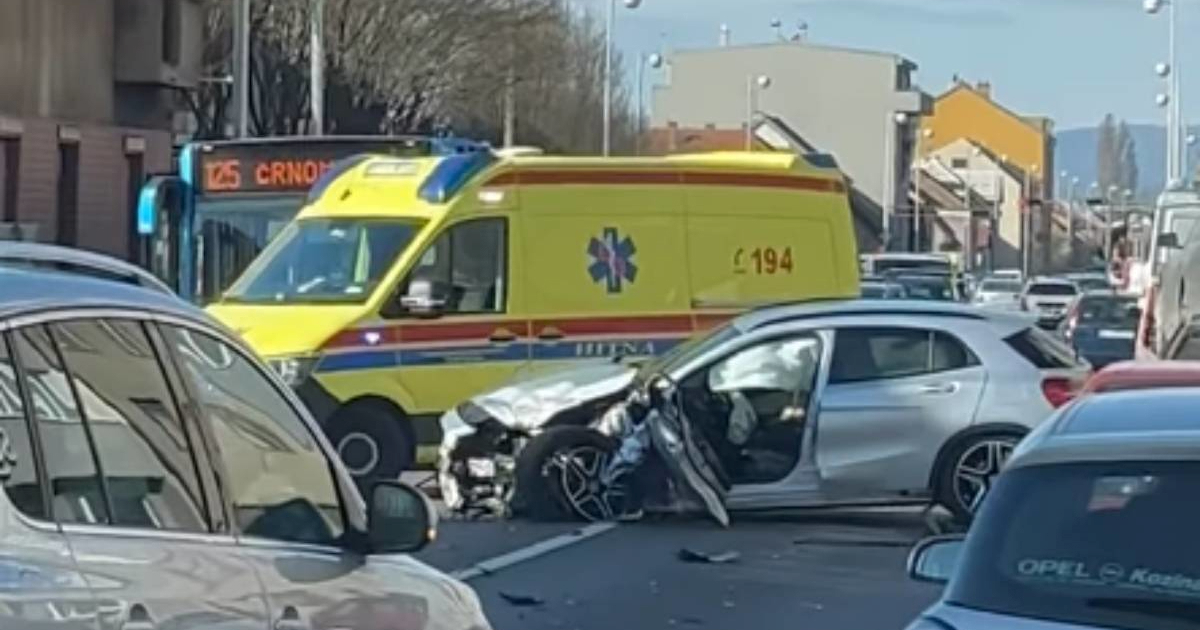 VIDEO Snažan sudar dva auta na Ilici