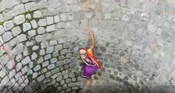 VIDEO Viralna snimka iz Indije: Žena riskira život zbog nestašice vode