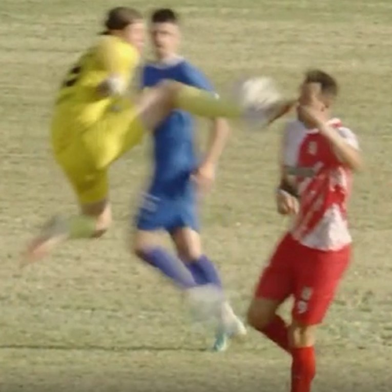 VIDEO Stravičan prekršaj golmana u Makedoniji. Udario je napadača kopačkom u glavu