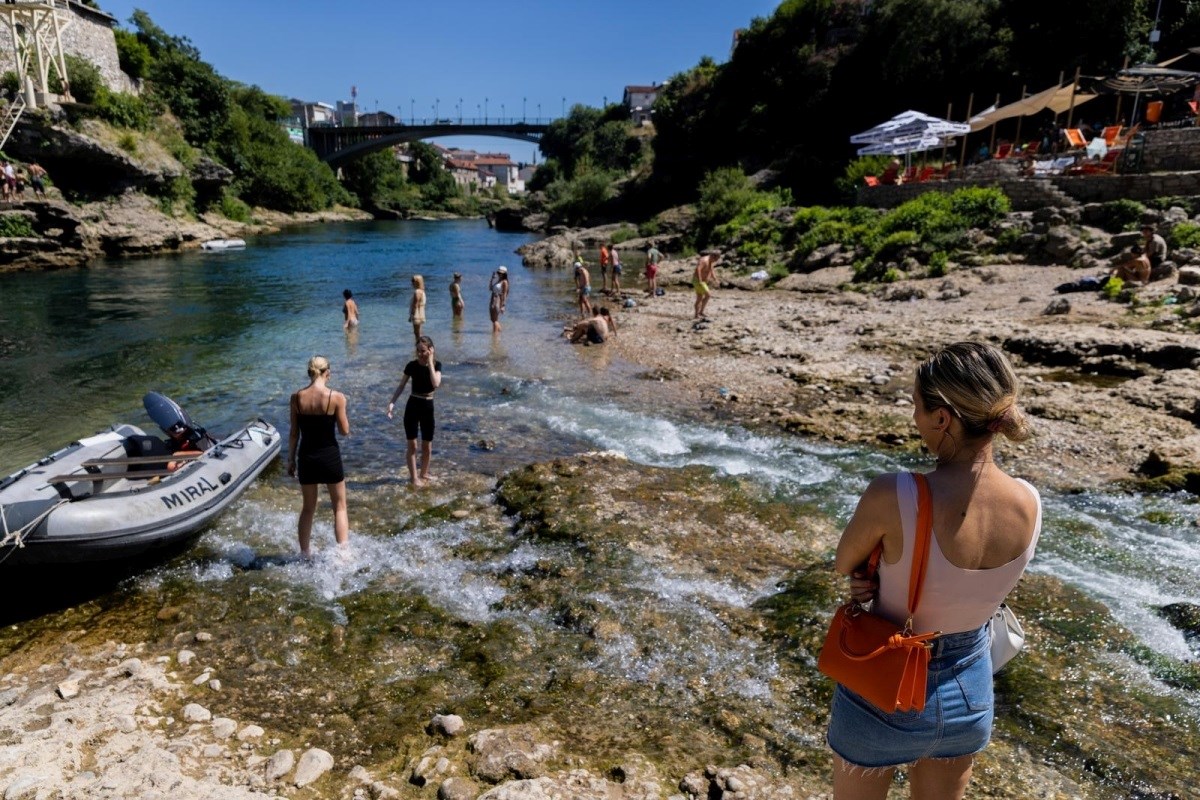 U Mostaru preko 40°C. Od vrućine se iskrivile željezničke tračnice