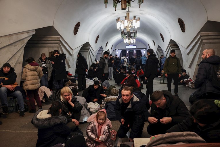 FOTO Građani Kijeva u strahu od ruskih granata noć provode u podzemnoj