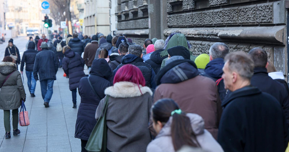 FOTO Velika gužva ispred HNB-a. Ljudi stoje u dugom redu