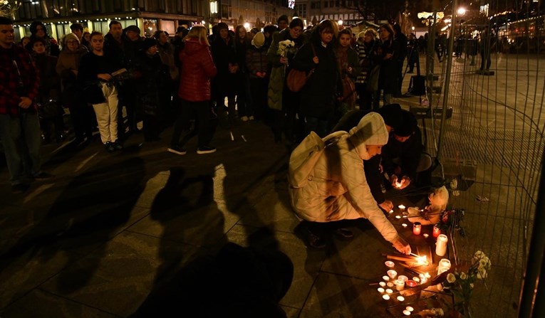 Roditelji djece ubijene u beogradskoj školi odali počast žrtvama napada u Zagrebu