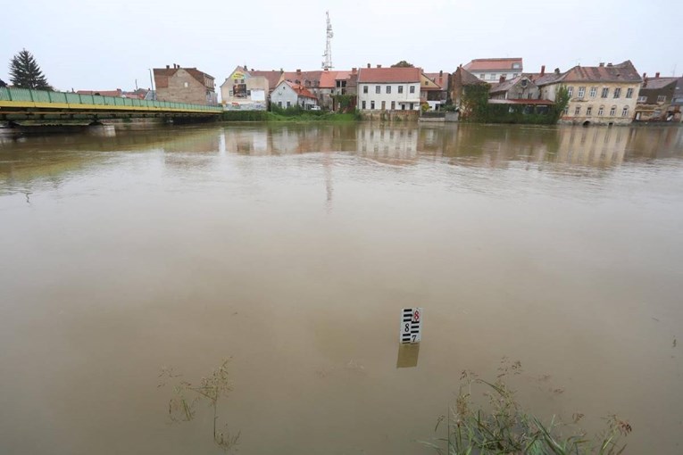 Vodostaj Kupe u Karlovcu viši nego što se očekivalo, stižu dodatne snage