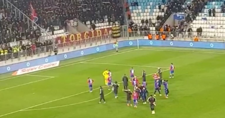 Pogledajte kako je Torcida pozdravila igrače Hajduka nakon remija s Osijekom