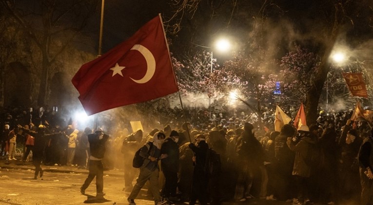 Na prosvjedu protiv uhićenja gradonačelnika Istanbula uhićeno 343 ljudi