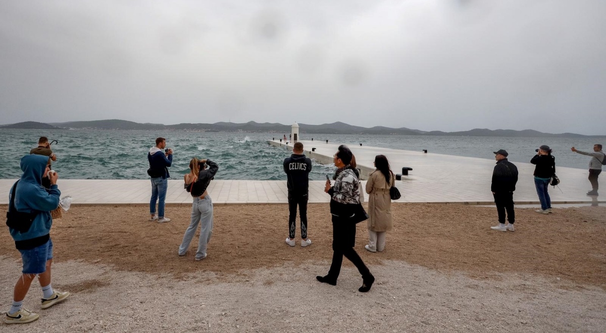 FOTO Uz obalu u Zadru se okupilo mnoštvo fotografa, svi su slikali prizore na moru