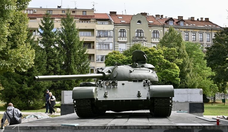 FOTO Gradonačelnica Sarajeva odobrila tenk kod škole. Građani pokrenuli peticiju