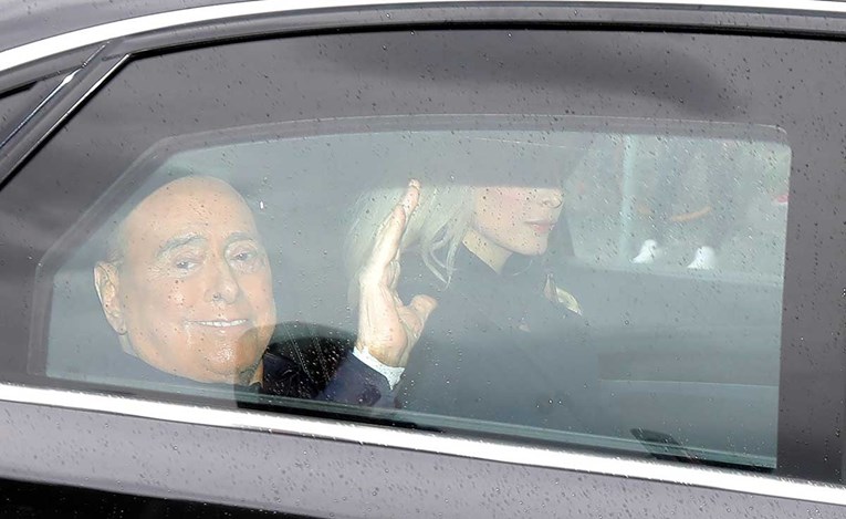 Berlusconi izašao iz bolnice nakon šest tjedana
