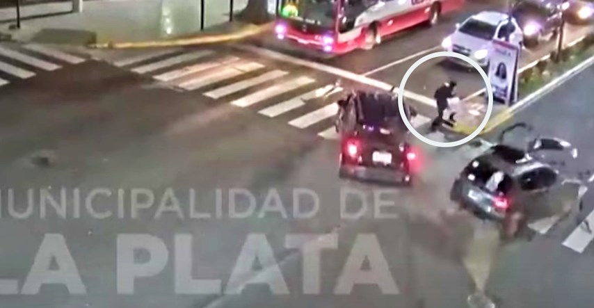 VIDEO Pogledajte koliko je nedostajalo da pješakinja strada u prometnoj nesreći