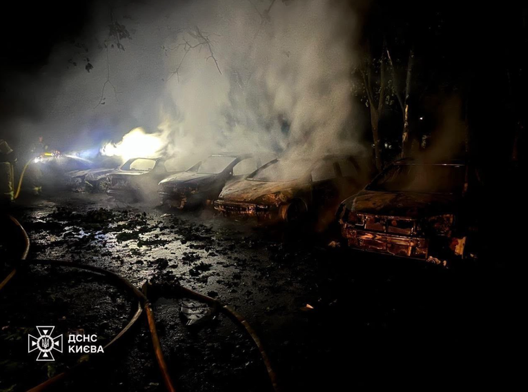 FOTO Rusija balističkim projektilima napala Kijev. Gore skladišta i auti