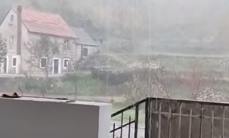 VIDEO Silovito nevrijeme kod Splita. Auti se zaustavljali u tunelima