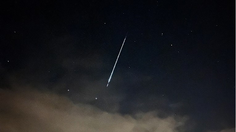 FOTO I VIDEO Čudna pojava na nebu uznemirila Hrvate. To su Muskovi sateliti