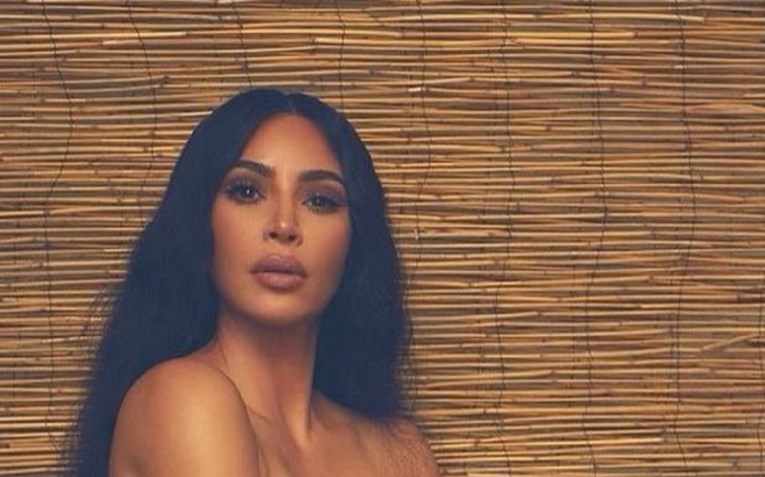 Kim Kardashian pozirala praktički gola i razbuktala maštu fanovima