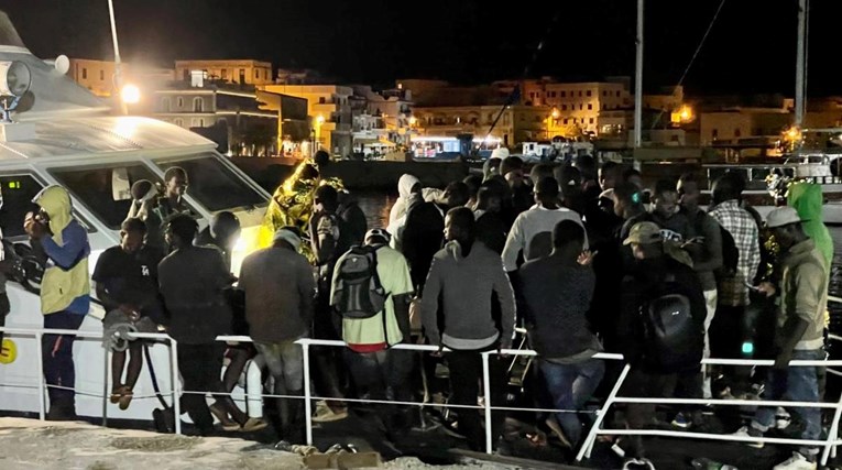 Od jučer na Lampedusu stiglo skoro 1000 migranata, kapacitet prihvatnog centra je 400