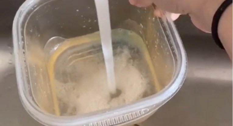 Žena otkrila jednostavan trik koji plastične posude ostavlja čistima