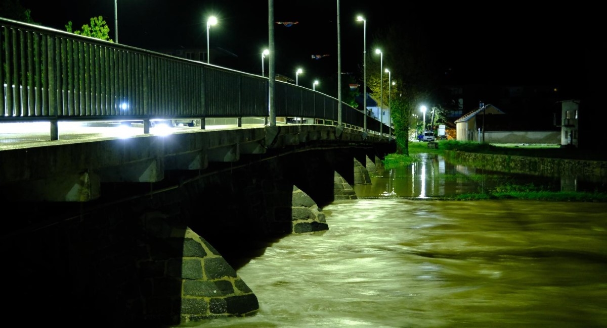 U Gračacu nađen nestali muškarac, zbog poplave ostavio auto i sklonio se na sigurno