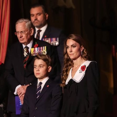 Svi se pitaju tko je "misteriozni muškarac" s fotke koji zuri u Kate Middleton