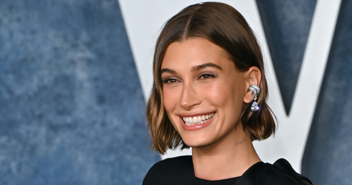 Hailey Bieber kaže da joj jedino ova krema smiruje kožu. Košta 10 eura