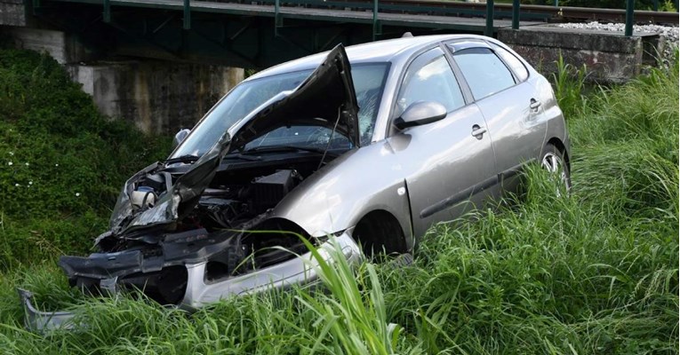 Vlak naletio na auto kod Bjelovara, jedna osoba prebačena u bolnicu