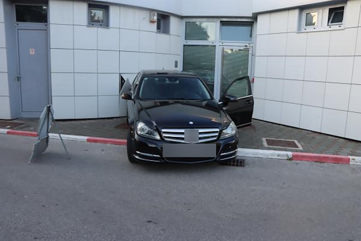 Došla na benzinsku i izašla iz auta. Auto se zabio u benzinsku