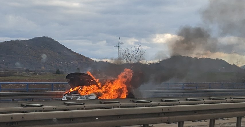 FOTO Zapalio se auto na autocesti kod Gospića