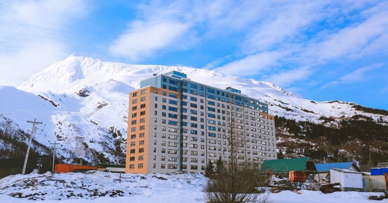 U izoliranom gradiću na Aljasci svi stanovnici žive u jednoj zgradi