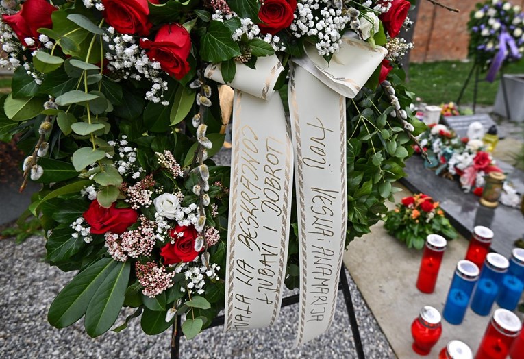 Na grobu Milana Bandića osvanuo vijenac s porukom njegove kćeri i supruge