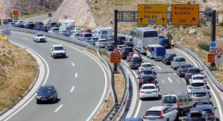 Smanjile se gužve na cestama, promet je srednje gust i nema zastoja