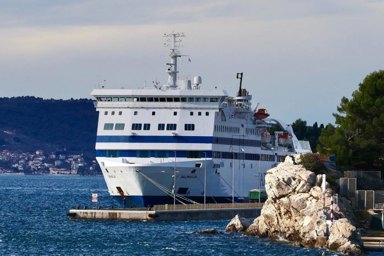 Kvar na najvećem brodu Jadrolinije. Otkazana putovanja prema Italiji