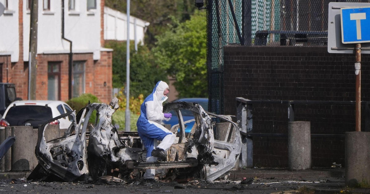 VIDEO Raznijeli auto kod policijske postaje u Irskoj. Uhićen jedan muškarac