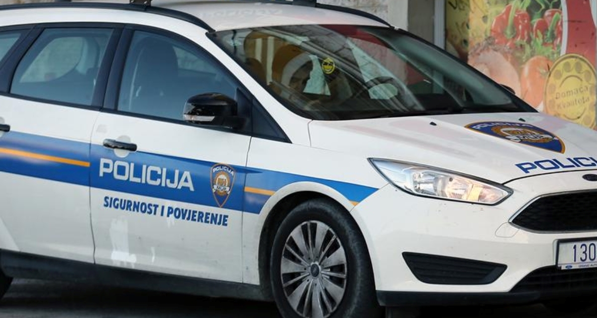 Žena u Slavonskom Brodu pokušala opljačkati dućan, napala blagajnicu plastičnom bocom