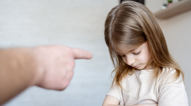 Psihologinja upozorava da djeci prestanemo govoriti ovih pet fraza
