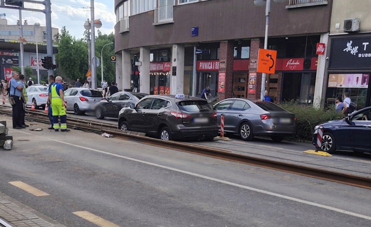 FOTO I VIDEO Taksi upao u tramvajske tračnice u Zagrebu
