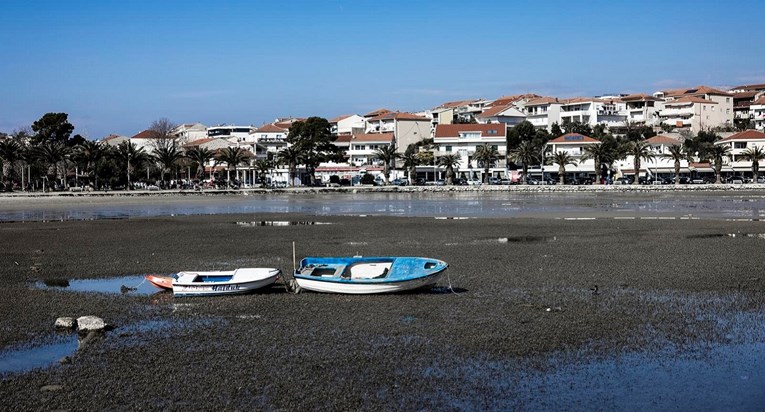 Velika oseka nasukala brodice u Stobreču, pogledajte fotke