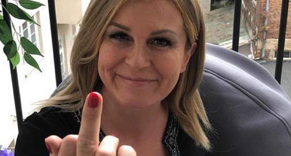 Kolinda diže srednji prst "za žene". Sjećate se kad je pjevala sa zlostavljačem žena?