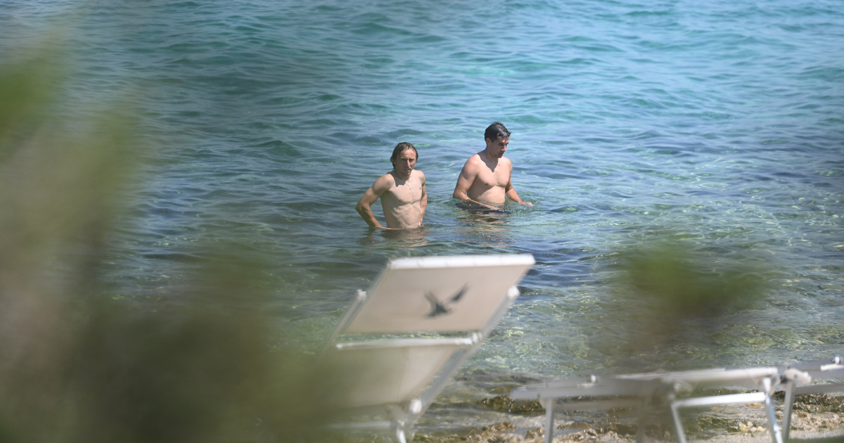 FOTO Luka Modrić uživa na kupanju u Zadru, snimljen na poznatoj plaži