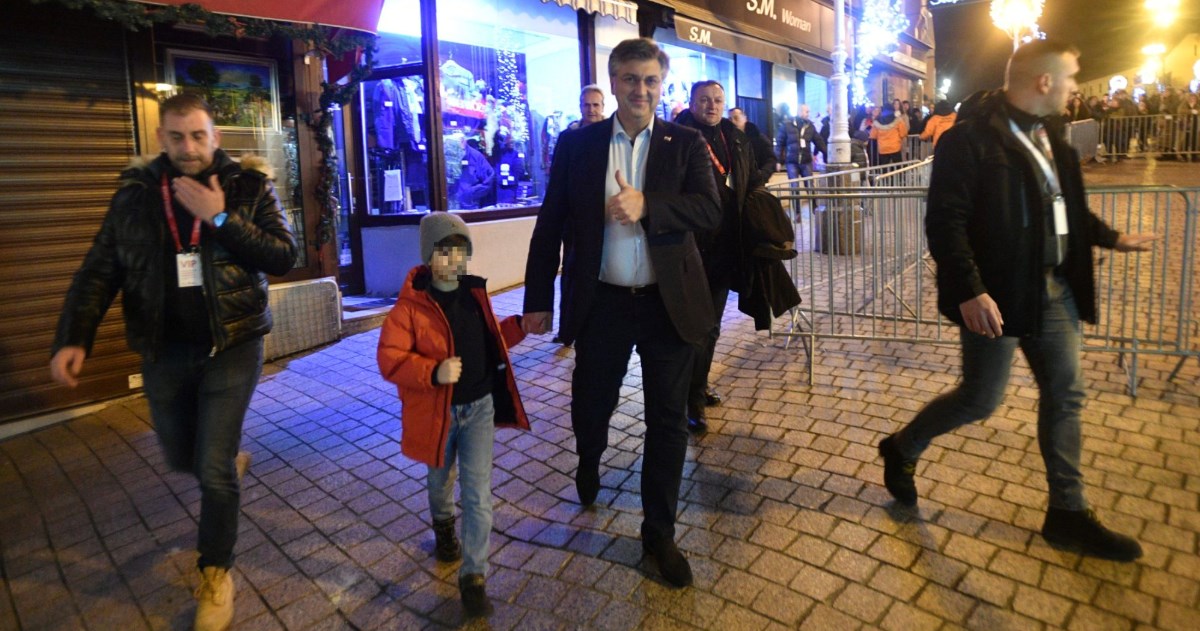 Andrej Plenković sa sinom čeka dolazak Vatrenih na glavni zagrebački trg