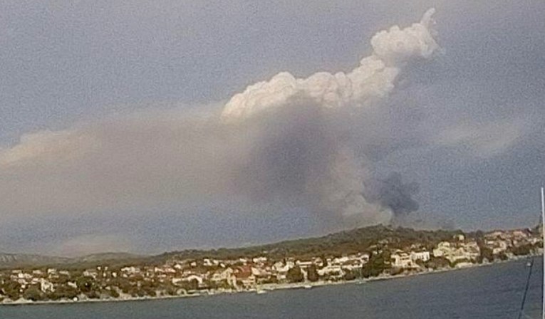 Iznad požarišta se formirao gusti oblak koji nastaje tijekom požara i erupcija