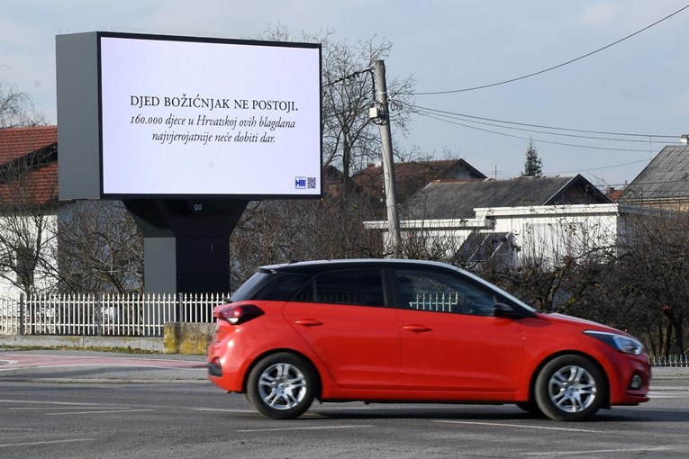 Crveni križ plakatima poručio "Djed Božićnjak ne postoji". Dio roditelja bijesan