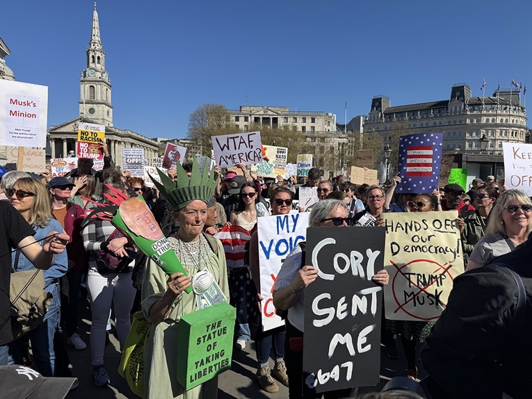 Prosvjedi protiv Trumpa i Muska u Londonu: "Kad izaberete klauna, očekujte cirkus"
