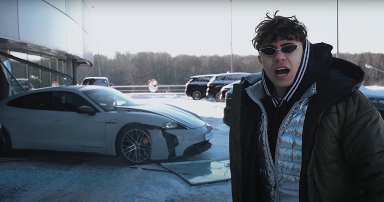 VIDEO Ruski vloger zbog klikova razbio novi Porsche u salonu