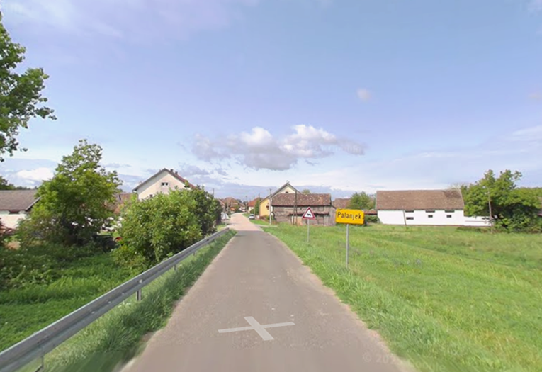 Kod Siska poveli masu pred kuću troje ljudi, počeli demolirati