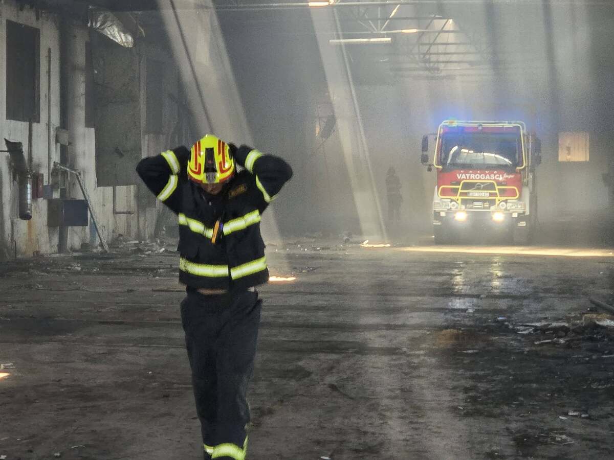 FOTO Požar u Donjim Andrijevcima. Gori prostor bivše tvornice PAN