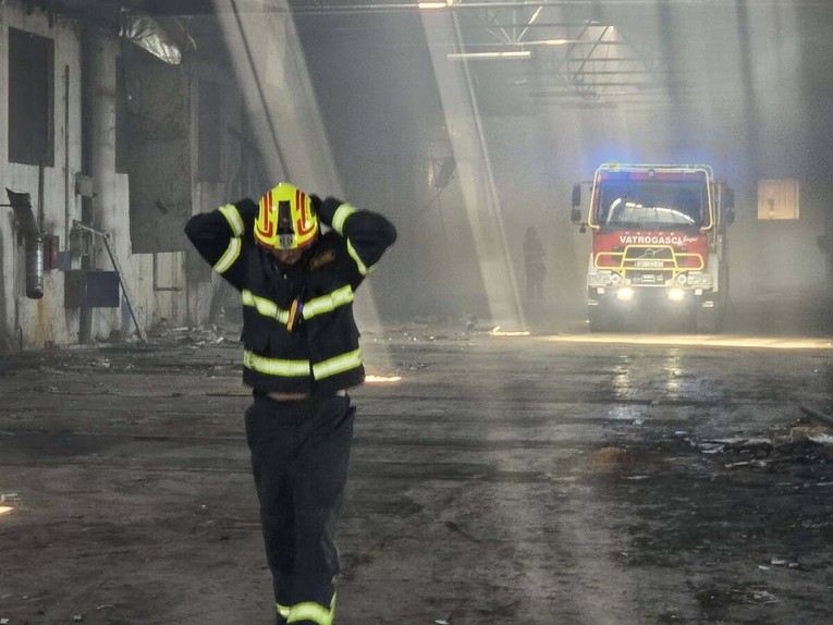 FOTO Požar u Donjim Andrijevcima. Gori prostor bivše tvornice PAN