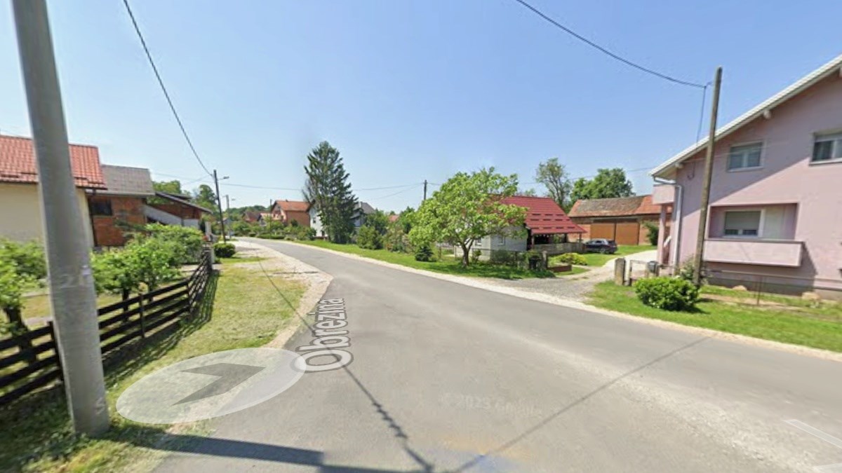 Maloljetnik bez kacige na romobilu prošao kroz stop, udario ga auto. Teško je ozlijeđen