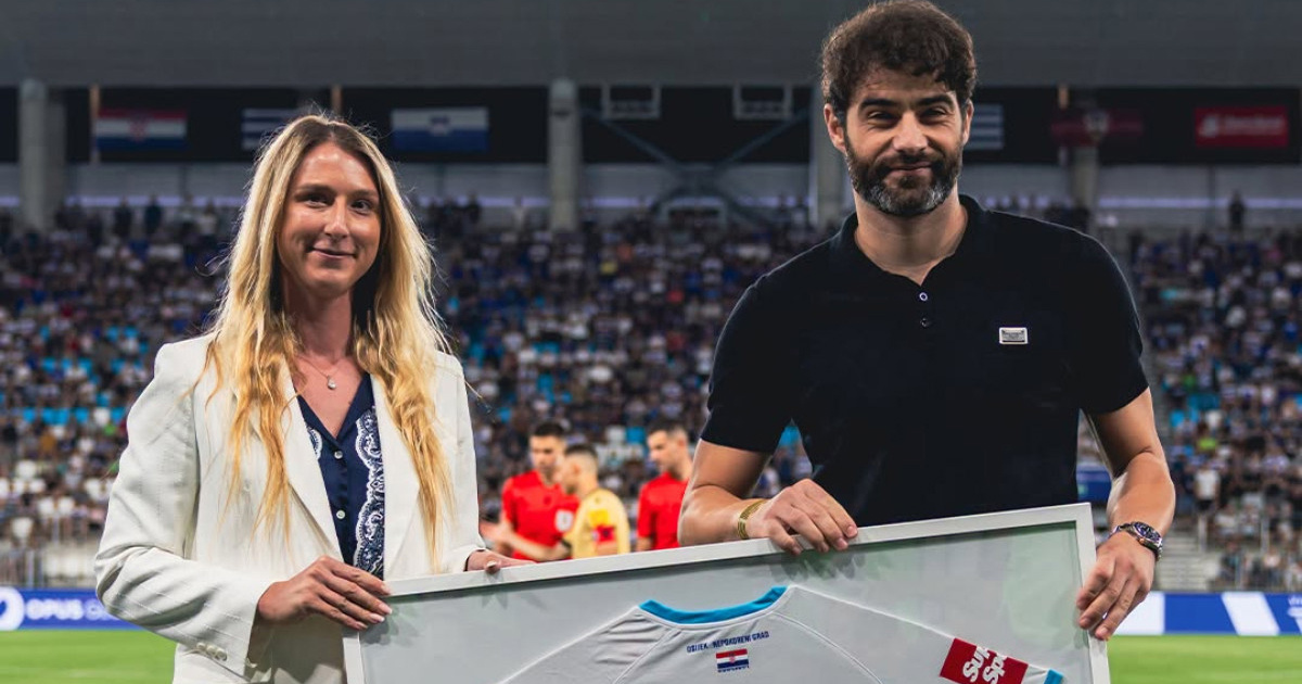 FOTO Mile Škorić s novim imidžem posjetio Osijek. Predsjednica mu uručila poklon