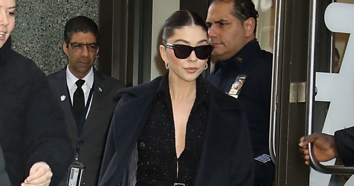 Haley iz Moderne obitelji snimljena u rijetkom izlasku, nosila je šljokičasti komplet