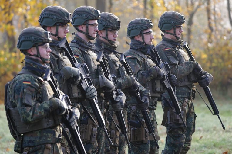 Njemačka vojska iz zraka dijeli letke s porukama. “Vježbamo kriznu komunikaciju”